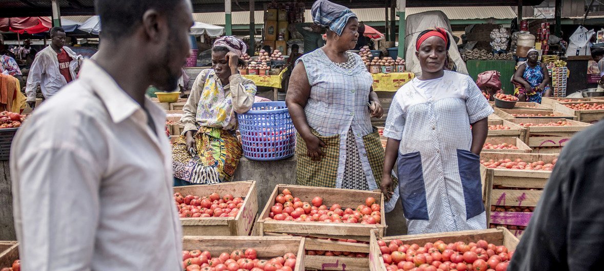 2018年6月28日，加纳阿克拉，几名妇女正在阿博布罗西（Agbogbloshie）市场售卖番茄。