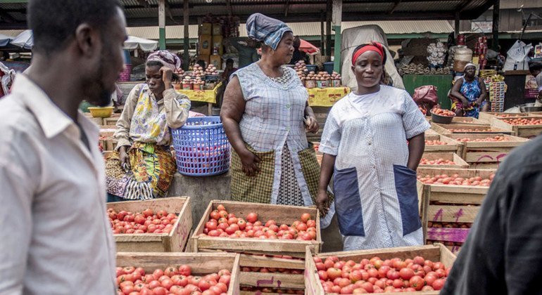 Wanawake wakiuza nyanya katika soko nchini Ghana, barani Afrika.