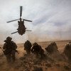 Un hélicoptère canadien CH-147 Chinook décolle alors que les Casques bleus canadiens de la MINUSMA se protègent de la poussière lors d'un exercice d'évacuation médicale près de Gao au Mali (archive)