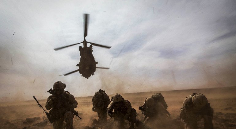 Um helicóptero CH-147 Chinook decola enquanto as forças de paz canadenses da ONU se protegem da poeira durante um exercício de evacuação médica nos arredores de Gao, em Mali.
