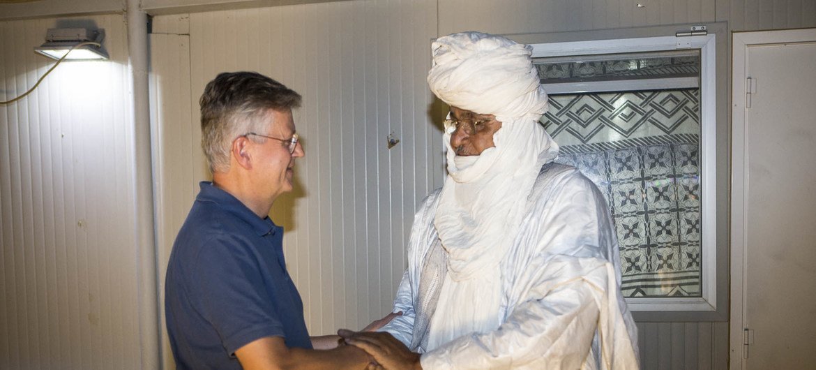 Jean-Pierre Lacroix, Secrétaire général adjoint aux opérations de maintien de la paix, serre la main d'un Amenokal, chef traditionnel de tribu touareg, à la base de la MINUSMA à Kidal, lors de sa visite de six jours au Mali