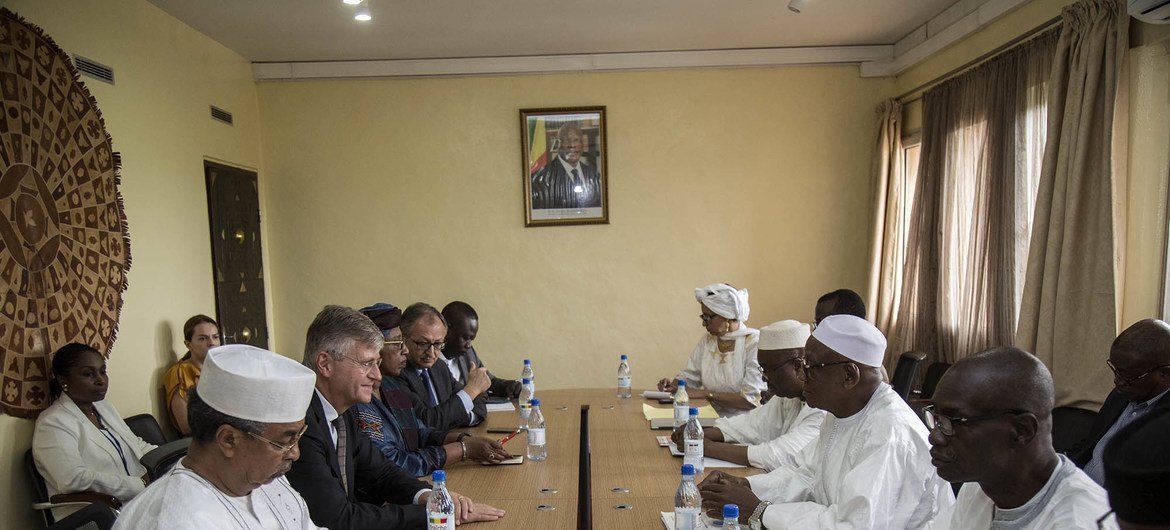 Jean-Pierre Lacroix rencontre le Haut Représentant du Président de la République du Mali pour la mise en œuvre de l’Accord de paix à la base opérationnelle de la MINUSMA