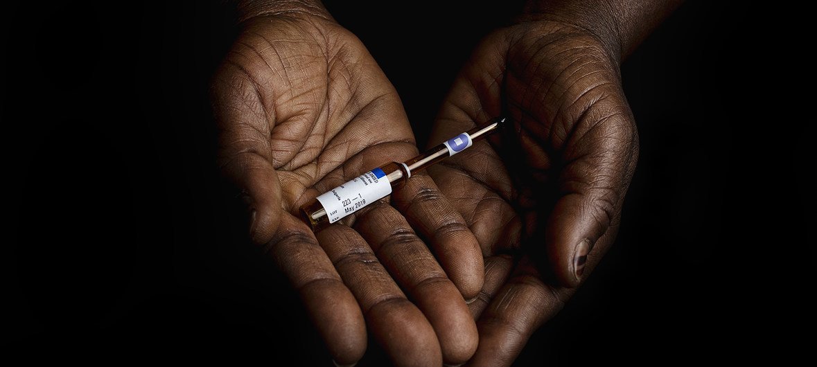 Vacina contra a tuberculose sendo preparada em Bougouni, no Mali. 