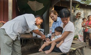 Un enfant est vacciné contre la tuberculose et d'autres maladies à Phnom Penh, au Cambodge, en mars 2017.