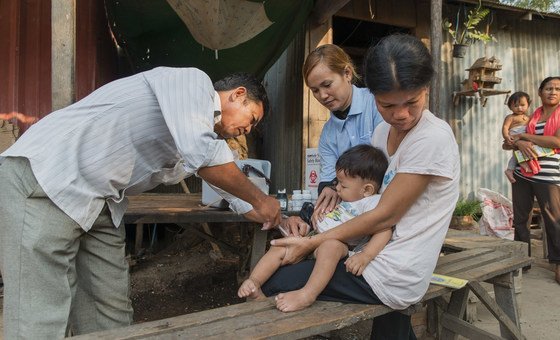 Criança é vacinada em Phnom Penh, no Cambodja. 