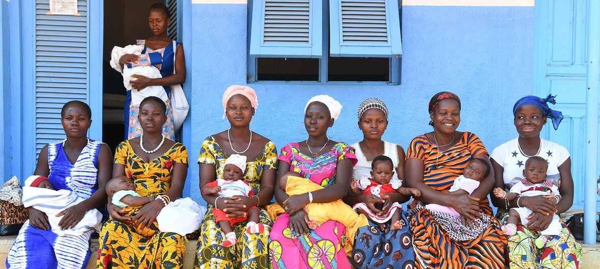 Mães na vila de Nassian, na Côte d'Ivoire, com os seus filhos para ser vacinados. 