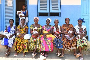 Mães na vila de Nassian, na Côte d'Ivoire, com os seus filhos para ser vacinados. 
