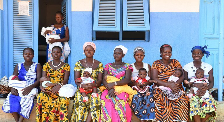 Un grupo de madres en un centro de salud de Nassian, en Côte d'Ivoire, esperan a que vacunen a sus hijos contra la turberculosis y otras enfermedades