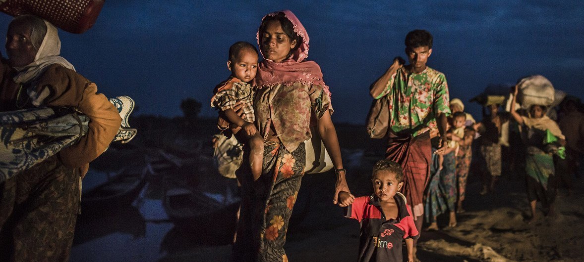 Des Rohingyas traversent la rivière Naf pour atteindre les camps de réfugiés au Bangladesh, en novembre 2017.