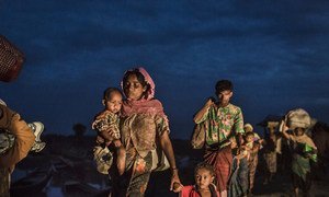 Des Rohingyas traversent la rivière Naf pour atteindre les camps de réfugiés au Bangladesh, en novembre 2017.