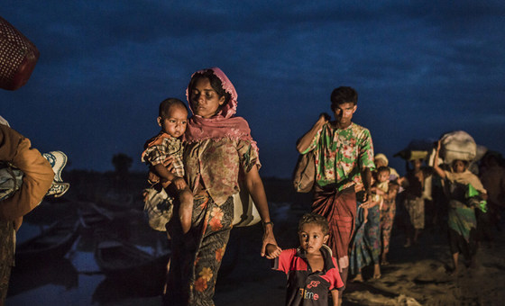 रोहिंज्या शरणार्थी 12 नवंबर 2017 को बांग्लादेश पहुँचने के लिए नाफ़ नदी पार करते हुए