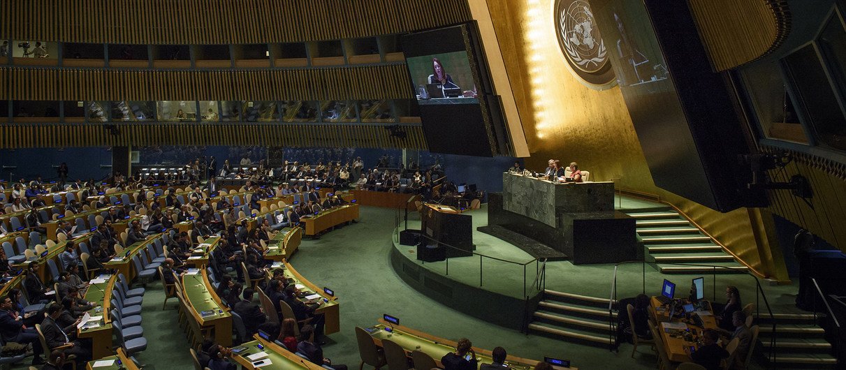 9月18日，联合国大会第73届会议主席埃斯皮诺萨（右）在纽约联合国总部宣布会议开幕。