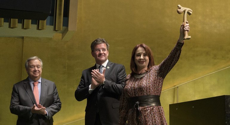 Председатель 73-ей сессии Генеральной Ассамблеи ООН Мария Фернандес Эспиноса Гарсес получила молоток председателя из рук своего предшественника Мирослава Лайчавка