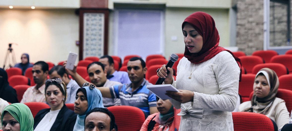 الشابة نجلاء تعرض تجربتها في مشروع مشواري الذي ينظم بالتعاون بين يونيسف مصر ووزارة الشباب والرياضة