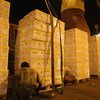 Сотрудники Всемирной продовольственной организации готовят к отправке партию помощи из Джибути в Йемен. 