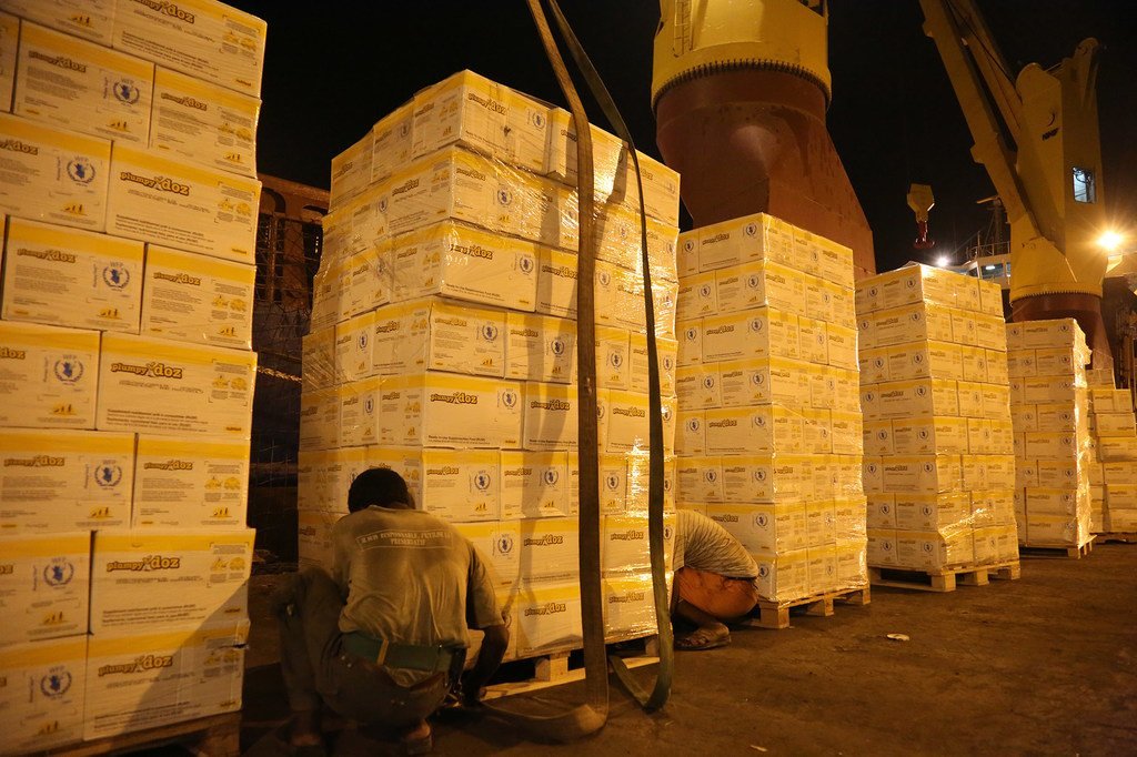 Des produits alimentaires du Programme alimentaire mondial des Nations Unies (PAM) sont chargés sur un navire au départ de Djibouti vers le Yémen (archives).