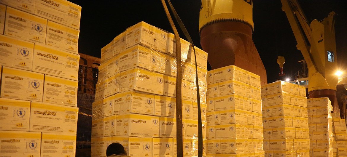 Des produits alimentaires du Programme alimentaire mondial des Nations Unies (PAM) sont chargés sur un navire au départ de Djibouti vers le Yémen