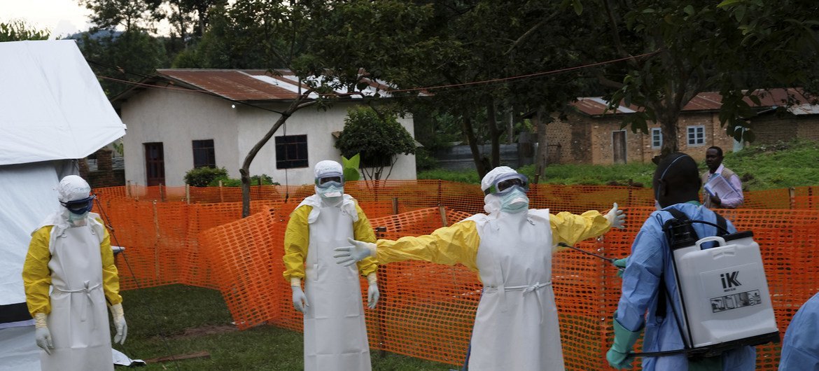 2018年9月14日，在刚果民主共和国布滕博（Butembo）查看埃博拉治疗中心内的患者之后，医务人员正在进行彻底消毒。