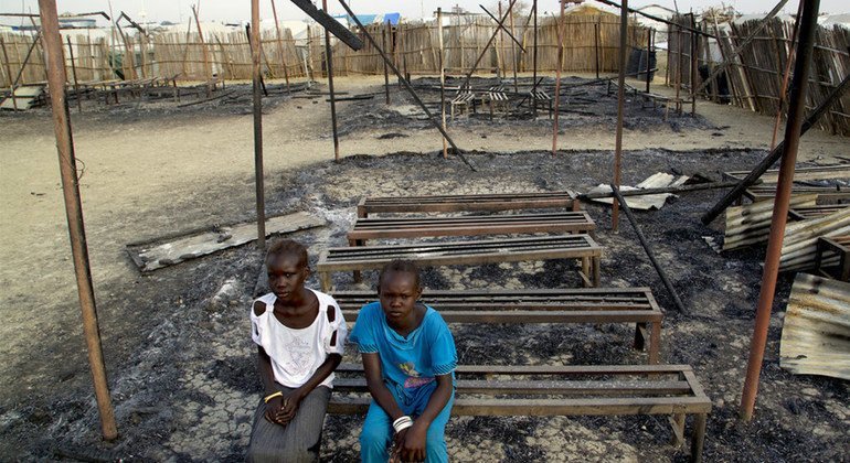 طفلتان تجلسان على أنقاض مدرستهما المحترقة في ملكال، جنوب السودان.