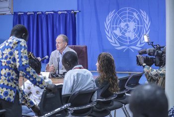 Le Représentant spécial du Secrétaire général des Nations Unies pour le Soudan du Sud, David Shearer (centre), informe les médias à Juba le 19 septembre 2018, après la signature d'un accord de paix revitalisé entre les belligérants du pays.