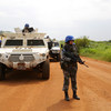 Un Casque bleu des Nations Unies devant un convoi patrouillant à Juba, au Soudan du Sud.