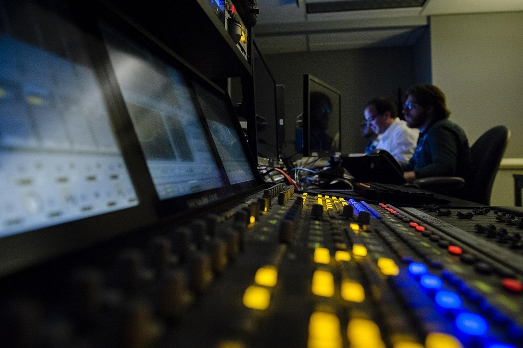 21 ноября отмечают Всемирный день телевидения, учрежденный ООН в 1996 году в ознаменование даты проведения первого Всемирного телевизионного форума. 