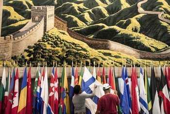 联合国纽约总部内悬挂着中国代表团1974年10月赠送的挂毯，挂毯描绘了中国绵延数英里的雄伟的长城。 