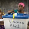 Une électrice vote lors du scrutin présidentiel au Mali en août 2018. Le pays doit organiser des élections législatives cette année. 6 élections présidentielles sont prévues au Togo, en Guinée, en Côte d’Ivoire, au Burkina Faso, au Ghana et au Niger. 