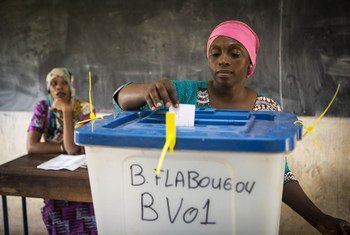 Une électrice vote lors du scrutin présidentiel au Mali en août 2018. Le pays doit organiser des élections législatives cette année. 6 élections présidentielles sont prévues au Togo, en Guinée, en Côte d’Ivoire, au Burkina Faso, au Ghana et au Niger. 