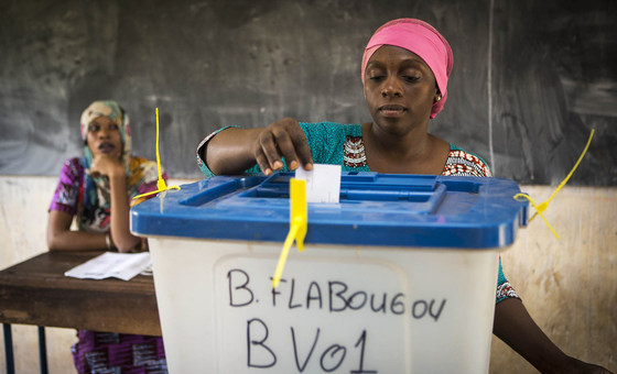 Une électrice vote lors du scrutin présidentiel au Mali en août 2018.