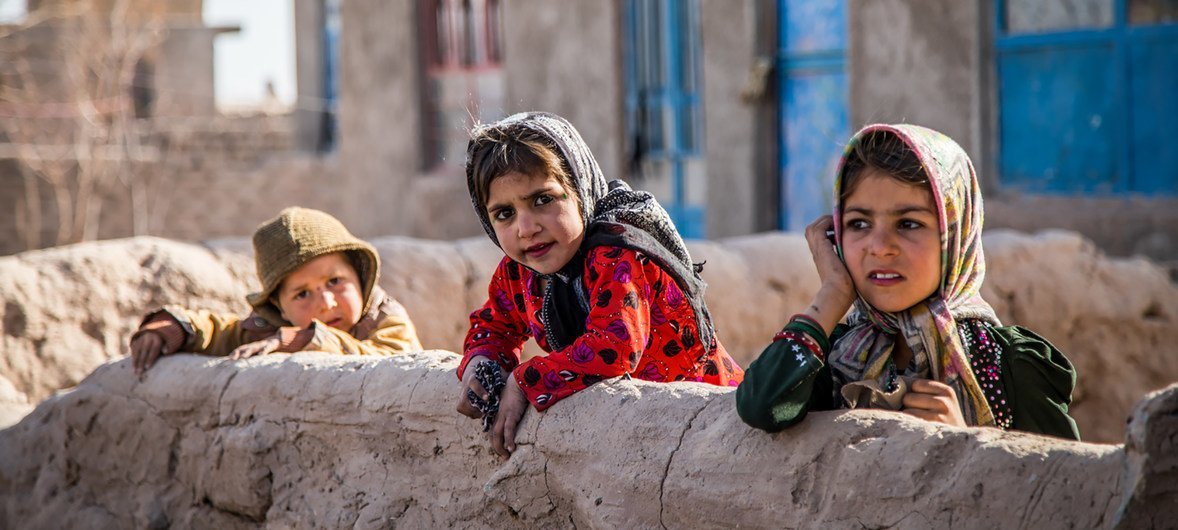 Crianças em Shade Bara, em Herat, no Afeganistão, uma das províncias mais afetadas pela seca.  