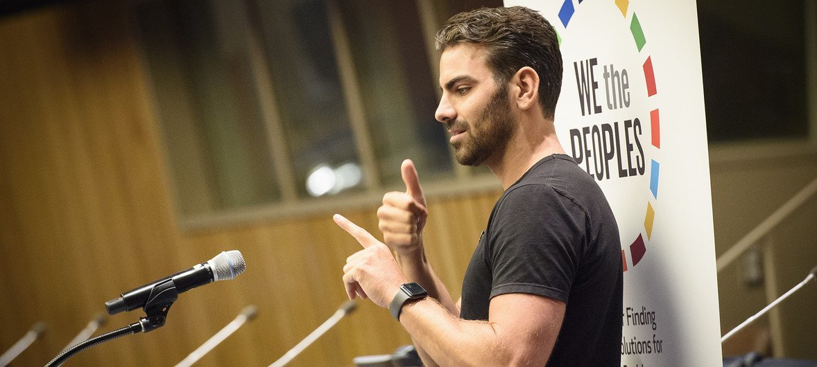 Активист с нарушением слуха обращается к участникам конференции в ООН на языке жестов