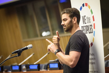Активист с нарушением слуха обращается к участникам конференции в ООН на языке жестов