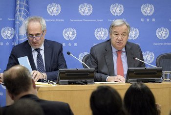 2018年9月20日，联合国秘书长安东尼奥·古特雷斯(右)在联合国大会第七十三届会议开幕之际向新闻界介绍情况。左边是他的发言人斯特凡·杜加里克。