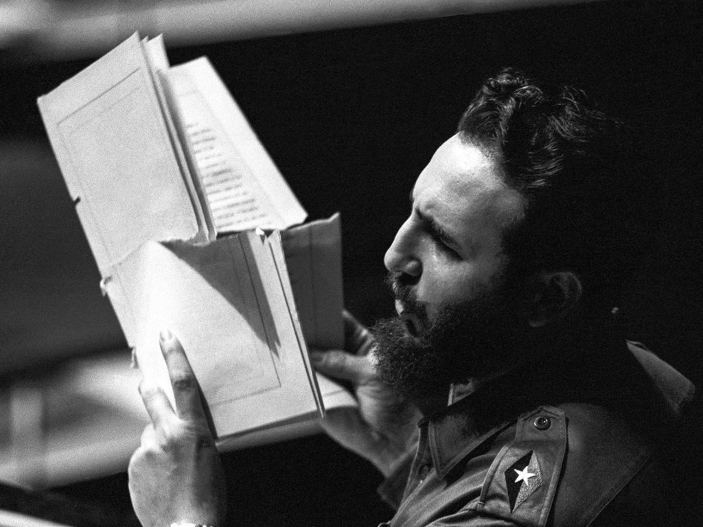 क्यूबा के तत्कालीन प्रधानमंंत्री फ़िदेल कास्त्रो, 26 सितम्बर 1960 को, यूएन महासभा के 15वें संत्र को सम्बोधित करते हुए. इस चित्र में फ़िदेल कास्त्रो अपने नोट्स को फाड़कर फेंकते हुए.