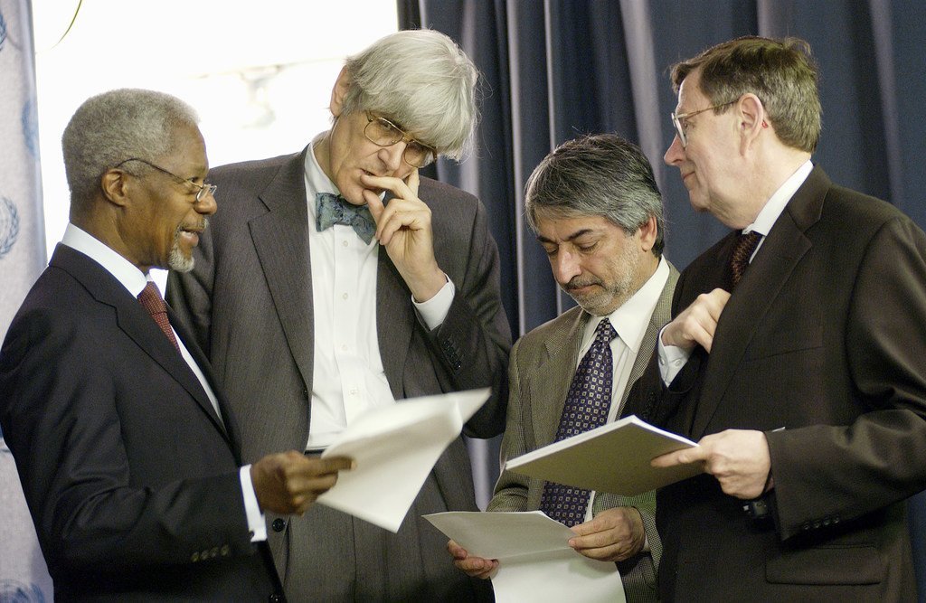 Katibu Mkuu Kofi Annan (Kushoto) akijadiliana jambo na timu yake akiwemo Edward Mortimer (wa 2 kushoto) kuhusu hotuba ya Iraq Machi 2003