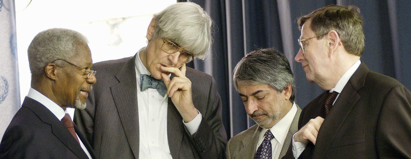 Secretary-General Kofi Annan (left) consults his media team, including  Edward Mortimer (2nd left) about a speech on Iraq in March 2003.