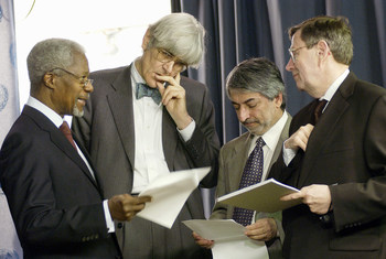 Secretary-General Kofi Annan (left) consults his media team, including  Edward Mortimer (2nd left) about a speech on Iraq in March 2003.