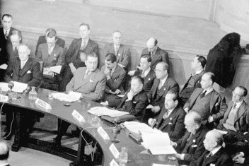 1946年1月，安理会首次会议在英国伦敦召开。前排左三位中国代表顾维钧。