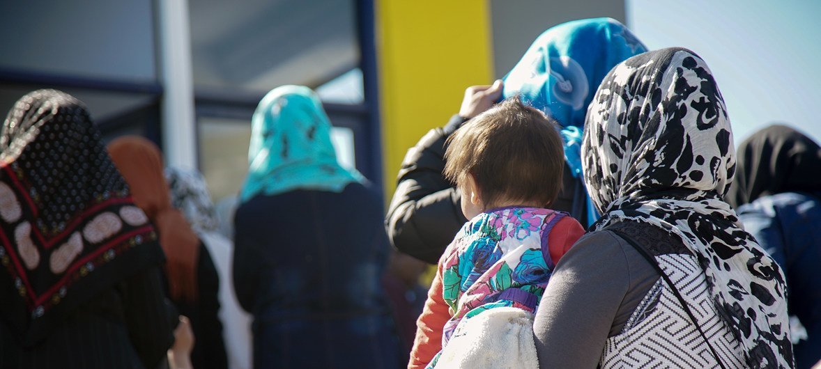 نساء وأطفال لاجئون ومهاجرون يقيمون في مركز الاستقبال وتحديد الهوية في موريا، بجزيرة ليسبوس.