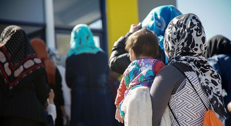 生活在希腊莱斯沃斯岛一个接待和身份认证中心的难民和移民儿童与年轻妇女。