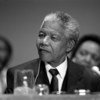 نيلسون مانديلا، الرئيس السابق لجنوب أفريقيا، يلقي كلمة في مؤتمر صحفي في مقر الأمم المتحدة في نيويورك في كانون الأول/ديسمبر 1991.