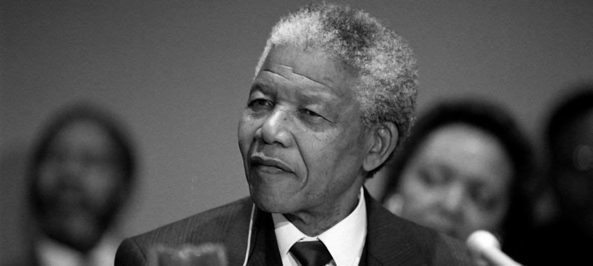 दक्षिण अफ़्रीका के पूर्व राष्ट्रपति, नेलसन मण्डेला दिसम्बर 1991 को, न्यूयॉर्क में संयुक्त राष्ट्र मुख्यालय में एक सम्वाददाता सम्मेलन को सम्बोधित करते हुए.