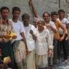 يصطف الناس لاستلام اللوازم الإنسانية الطارئة التي تدعمها اليونيسف والتي يتم توزيعها في الحديدة باليمن - حزيران/يونيو 2018.