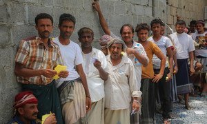 A Hodeïda, des Yéménites attendent une distribution de produits humanitaires d'urgence fournis avec l’appui de l'UNICEF (juin 2018)