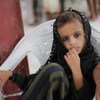 2018年6月，也门荷台达的一名女童在等待儿童基金会分发紧急人道主义用品。