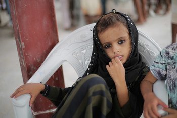 A child waits as UNICEF-supported emergency humanitarian supplies are distributed in Hudaydah, Yemen in June 2018.