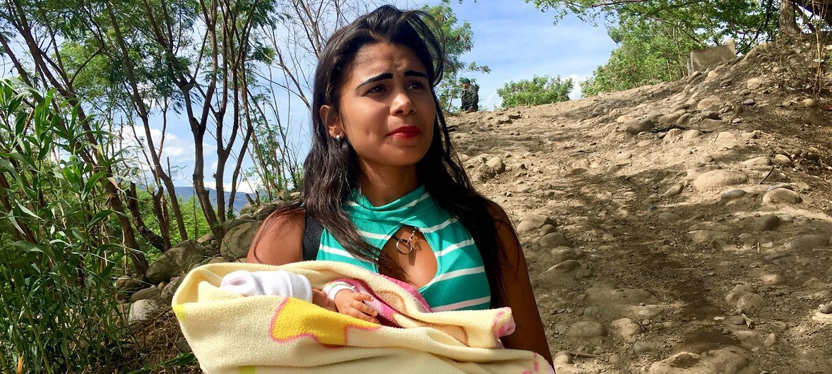 Michelle ha cruzado el río que hace de frontera entre Venezuela y Colombia con su bebé, Ashley, en los brazos. Necesita medicinas que no puede conseguir en su país y que sí obtendrá de la Cruz Roja en el lado colombiano. 