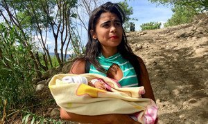Michelle ha cruzado el río que hace de frontera entre Venezuela y Colombia con su bebé, Ashley, en los brazos. Necesita medicinas que no puede conseguir en su país y que sí obtendrá de la Cruz Roja en el lado colombiano. 