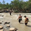Las "trochas" son cruces ilegales en la frontera entre Colombia y Venezuela. En esta imagen, venezolanos cruzan un río cerca de Cúcuta, en Colombia en septiembre de 2018.